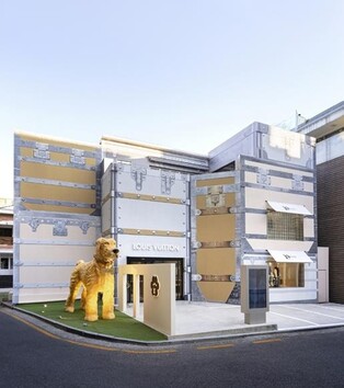 루이비통, 서울 도산 매장 새단장…외부에 대형견 모형 장식