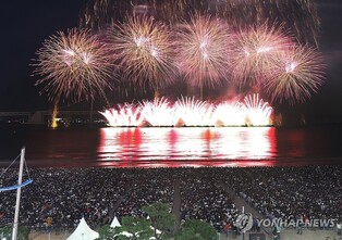 400ｍ 초대형 불꽃, 낙하산 불꽃…가을밤 수놓은 부산불꽃축제