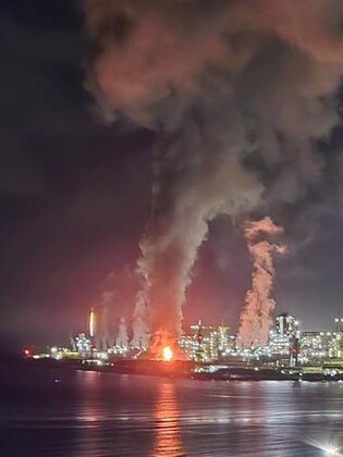 (LEAD) Fire erupts at POSCO Pohang plant; 1 worker injured