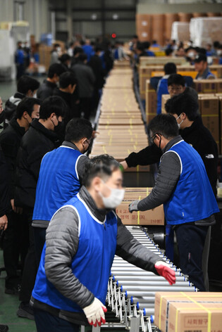 Shipment of test papers for college entrance exam