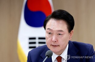 (LEAD) Yoon to travel to Peru, Brazil on Nov. 14-21 to attend APEC, G20 summits