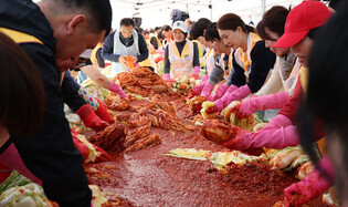 Kimchi-making for needy