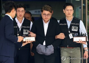 (LEAD) Popera star Kim Ho-joong given 2 1/2-yr prison term over hit-and-run
