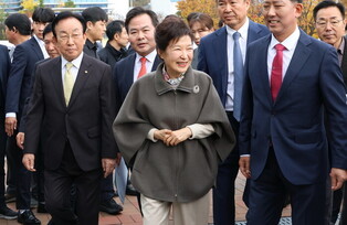 Ex-President Park Geun-hye marks late father's birth anniversary