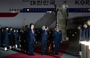 Yoon arrives in Peru for APEC summit