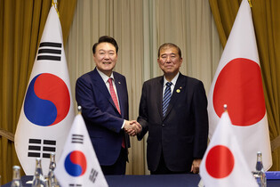 Yoon meets Japan PM