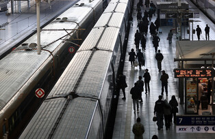 Railway workers' work-to-rule strike for higher wages