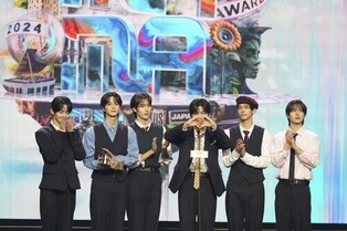 TWS Wins 2 Awards at MAMA Awards; J.Y. Park Also Takes Award Home