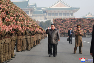 N. Korean leader's photo session with battalion commanders