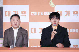 S. Korean actors Lee Seung-ki and Park Soo-young