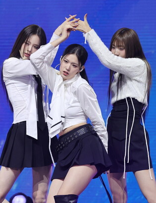 S. Korean girl group Izna