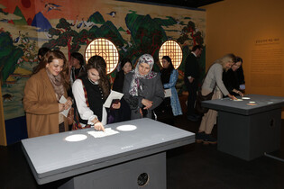 Wives of foreign envoys experience Korean culture