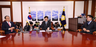 Rival parties' meeting