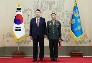 Yoon awards sword to new Marine Corps commander