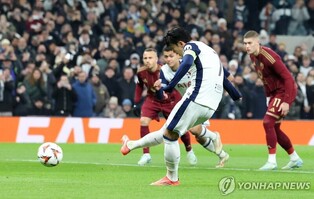 손흥민, UEL 로마전서 PK로 시즌 4호골…토트넘은 2-2 무승부(종합)
