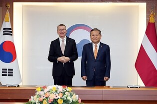 Interior minister meets Latvian president