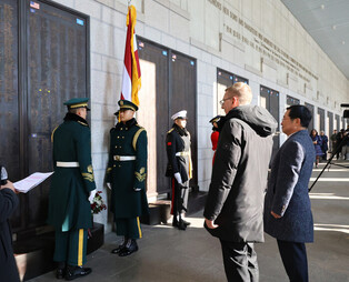 Latvian president at War Memorial