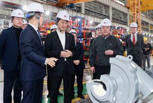 Industry minister visits LGE's chiller plant
