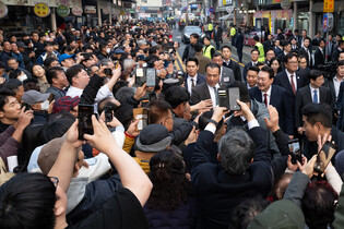 Yoon visits traditional market