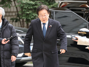 Opposition leader at court