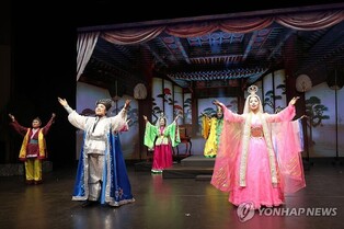 전설의 그녀들이 풀어내는 노래와 해학…여성국극, 무대에 서다