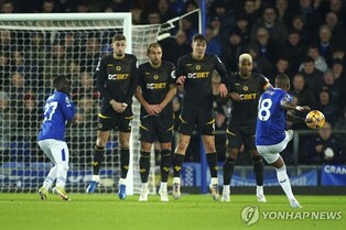 '39세 148일' 애슐리 영, EPL 최고령 프리킥 골 신기록
