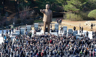 Ex-Pres. Park's statue unveiled