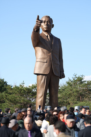 Ex-Pres. Park's statue unveiled