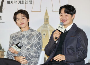 S. Korean actors Lee Hee-jun and Song Joong-ki