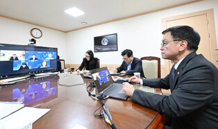 Finance minister talks with Moody's