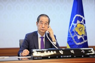 Acting President Han holds phone talks with Biden