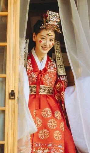 Former Rainbow Member Kim Jae-kyung Marries Non-Celebrity in Private Ceremony