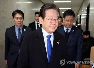 Lee requests recusal of judge in N. Korean remittance case