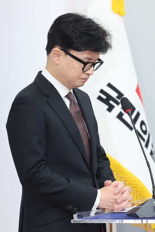 Ruling party leader resigns