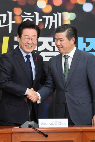 Opposition leader meets AMCHAM head
