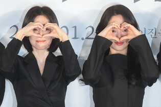 S. Korean actresses Song Hye-kyo and Jeon Yeo-bin