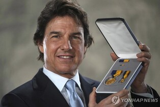'탑건' 톰 크루즈, 美해군서 공로상 받아…"조종사들 희생 알려"