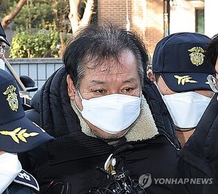 Shaman with alleged ties to Yoon attends arrest warrant hearing