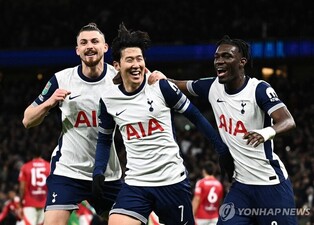 '실책 2실점' 포스터 보듬은 손흥민 "선방도 많아…안아 주겠다"