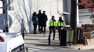 Police outside presidential residence