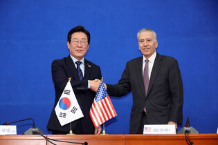 Opposition leader meets U.S. envoy amid martial law aftermath