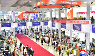 Apparel show in N. Korea