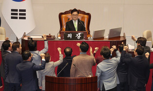 Protest against impeachment motion
