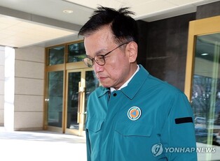 (LEAD) Acting president orders all-out efforts for rescue operations at Muan plane crash