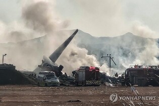 (LEAD) Presidential office convenes emergency meeting over deadly plane crash in Muan