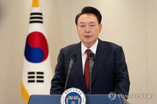 (LEAD) Investigators seek arrest warrant for Yoon in first for sitting president