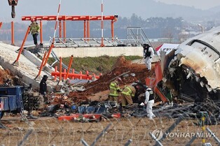(News Focus) Questions raised on concrete mound at airport of Jeju Air crash