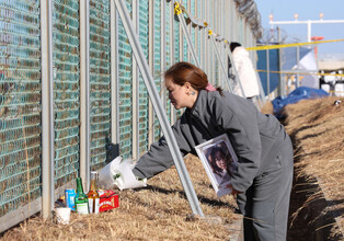 Visit to plane crash site