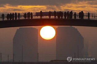 "나라도 평안하고 모두가 행복하길"…새해 첫 일출에 담은 소망