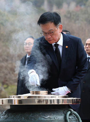 Acting president honors war dead